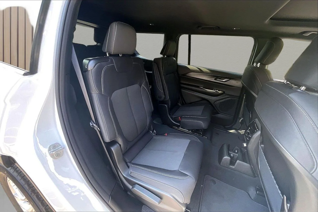 New 2026 Bright White Clear-Coat Exterior Paint Jeep Laredo image 20