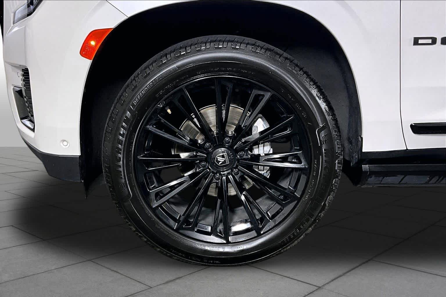Used 2023 White Frost Tricoat GMC Denali image 11
