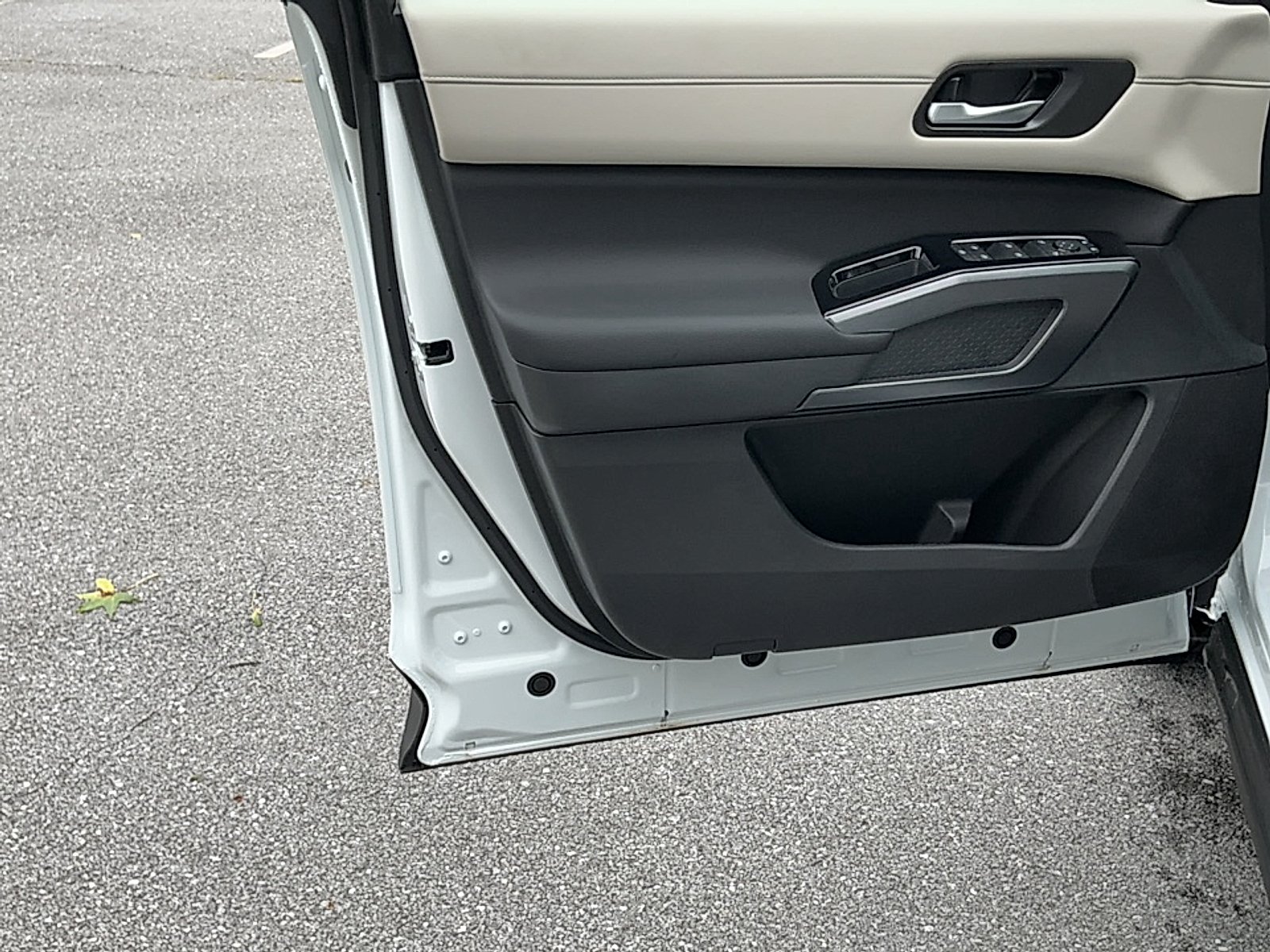 New 2026 Everest White Pearl Tricoat Nissan SL image 6