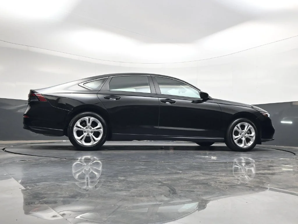 Used 2025  Honda LX image 32