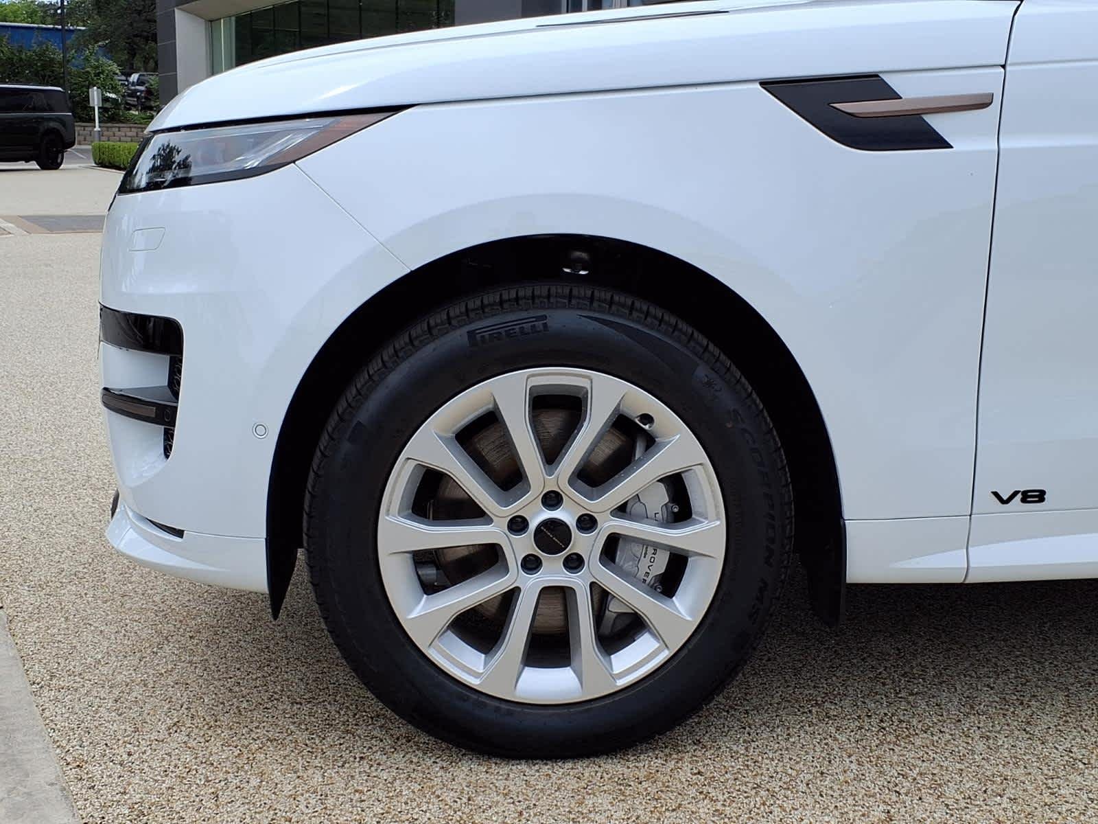 New 2026 Fuji White Land Rover Dynamic SE image 6