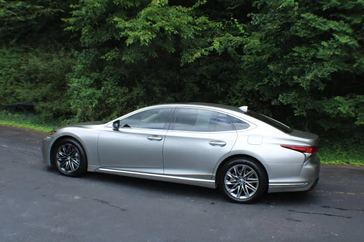 Used 2018  Lexus  image 3