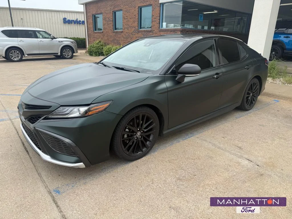 Used 2022  Toyota XSE V6 image 1