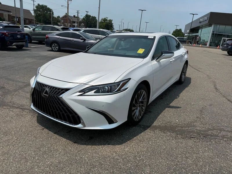 Used 2024 White Lexus 300h Luxury image 3