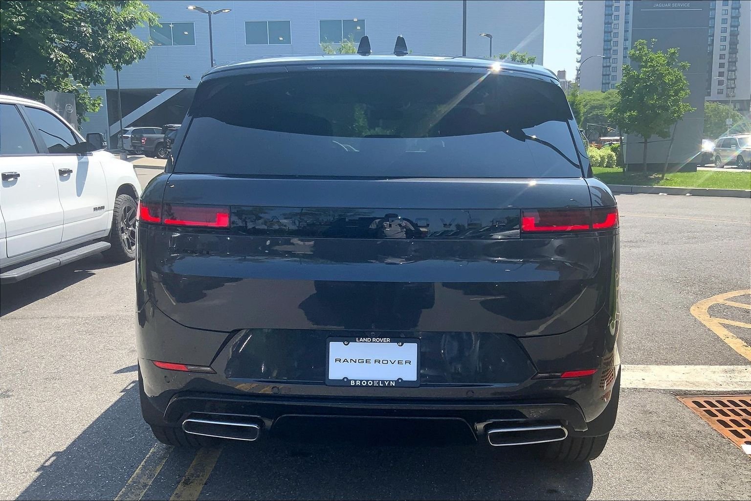 New 2026 Carpathian Grey Land Rover Dynamic SE image 4