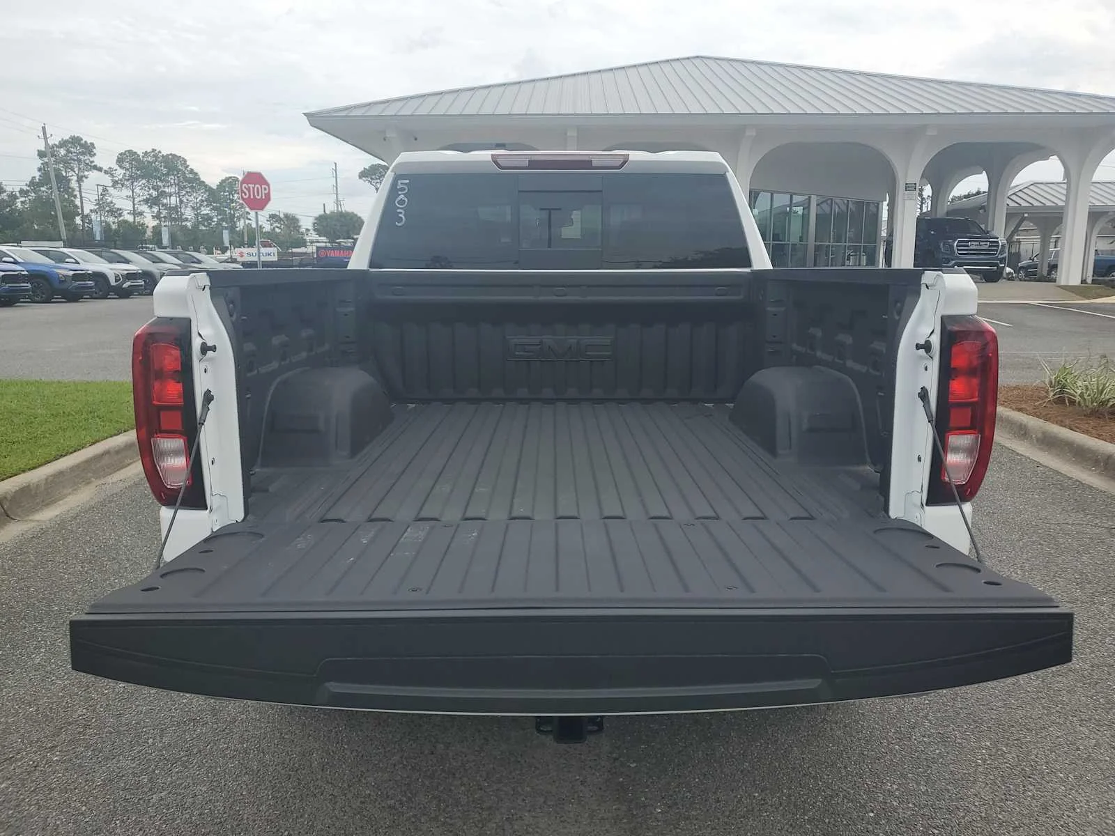 New 2026 Summit White GMC SLE image 5