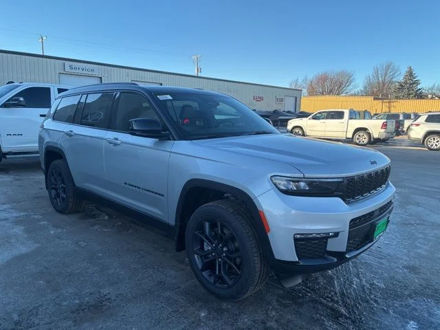 New 2025 Silver Zynith Exterior Paint Jeep Limited image 4