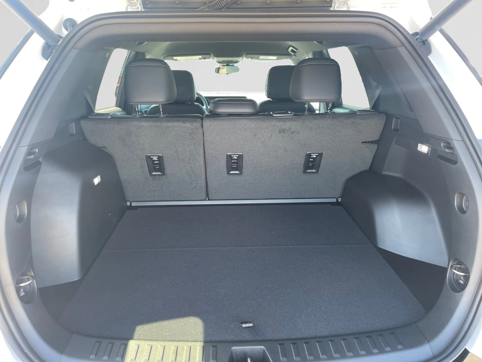 New 2027 Summit White GMC AWD AT4 image 10