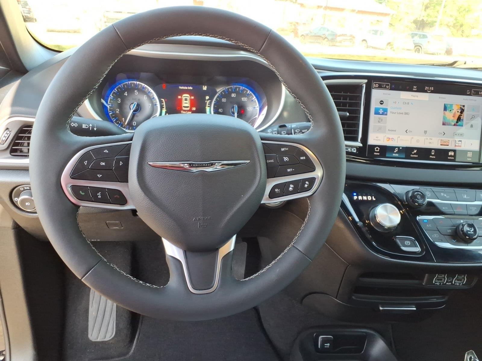 Used 2025 Diamond Black Crystal Pearlcoat Chrysler Select image 18