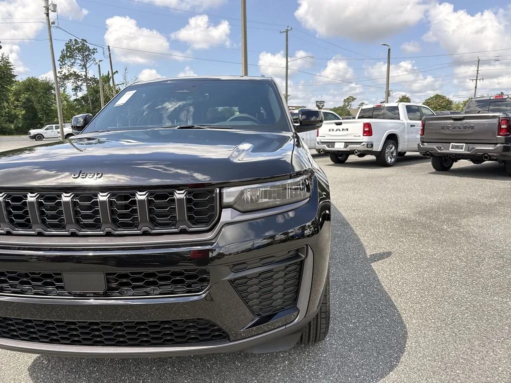 New 2026 Diamond Black Crystal Pearl-Coat Exterior Paint Jeep Laredo image 10