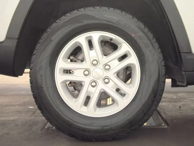 Used 2023 Silver Jeep Laredo image 11