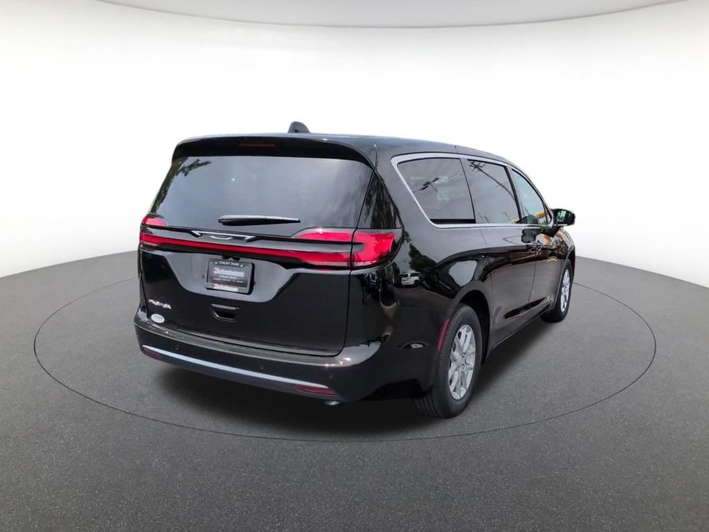 New 2027 Diamond Black Crystal Pearl-Coat Exterior Paint Chrysler Select image 8