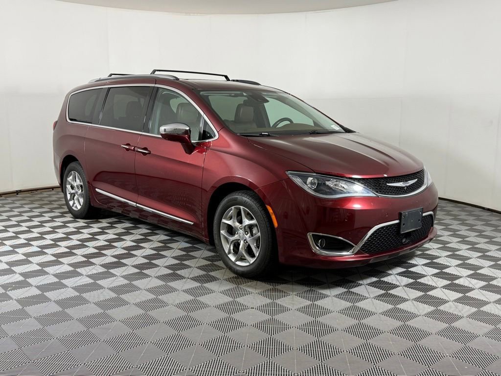 2017 Chrysler Pacifica Limited's photo