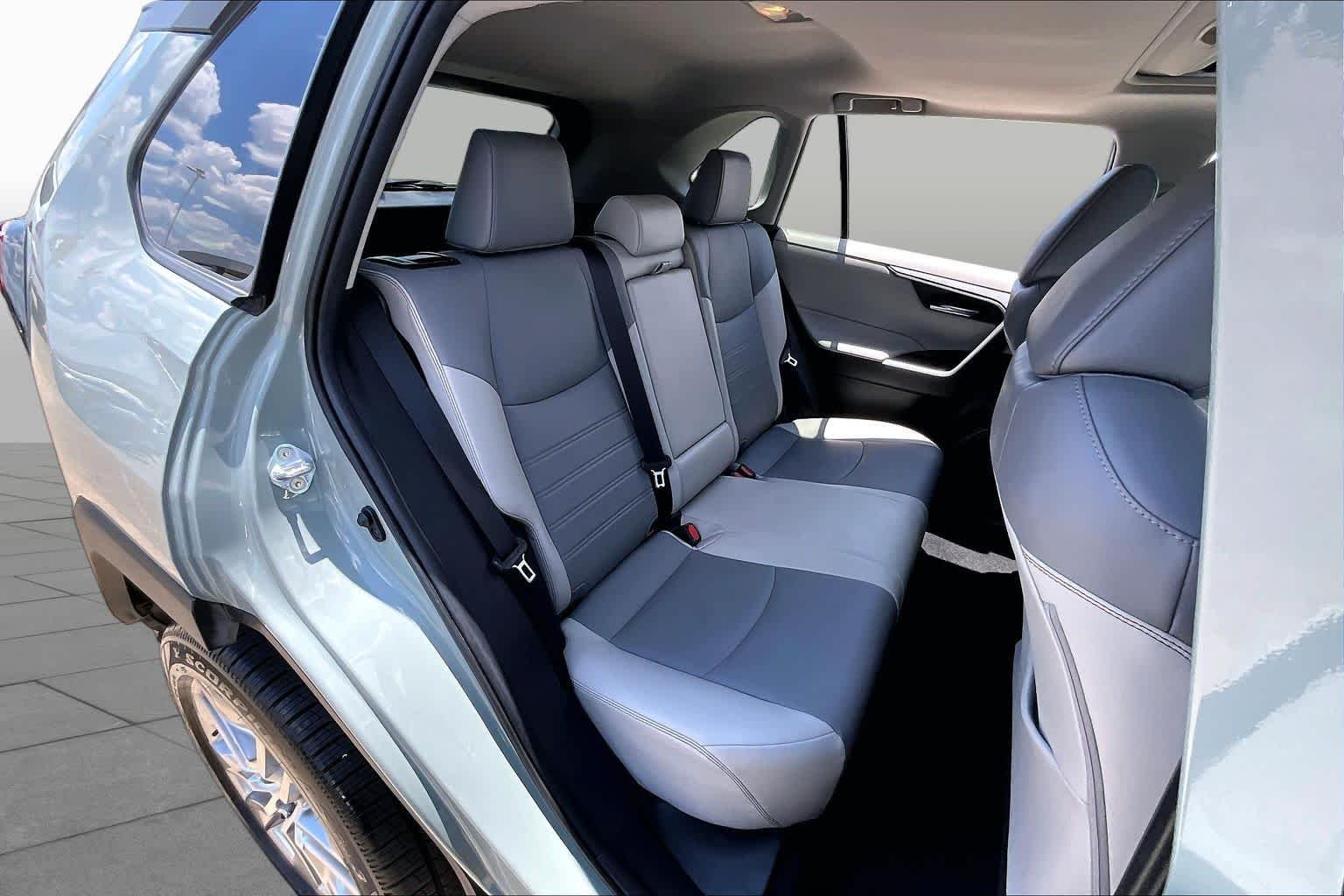 Used 2020 Lunar Rock Toyota XLE Premium image 21