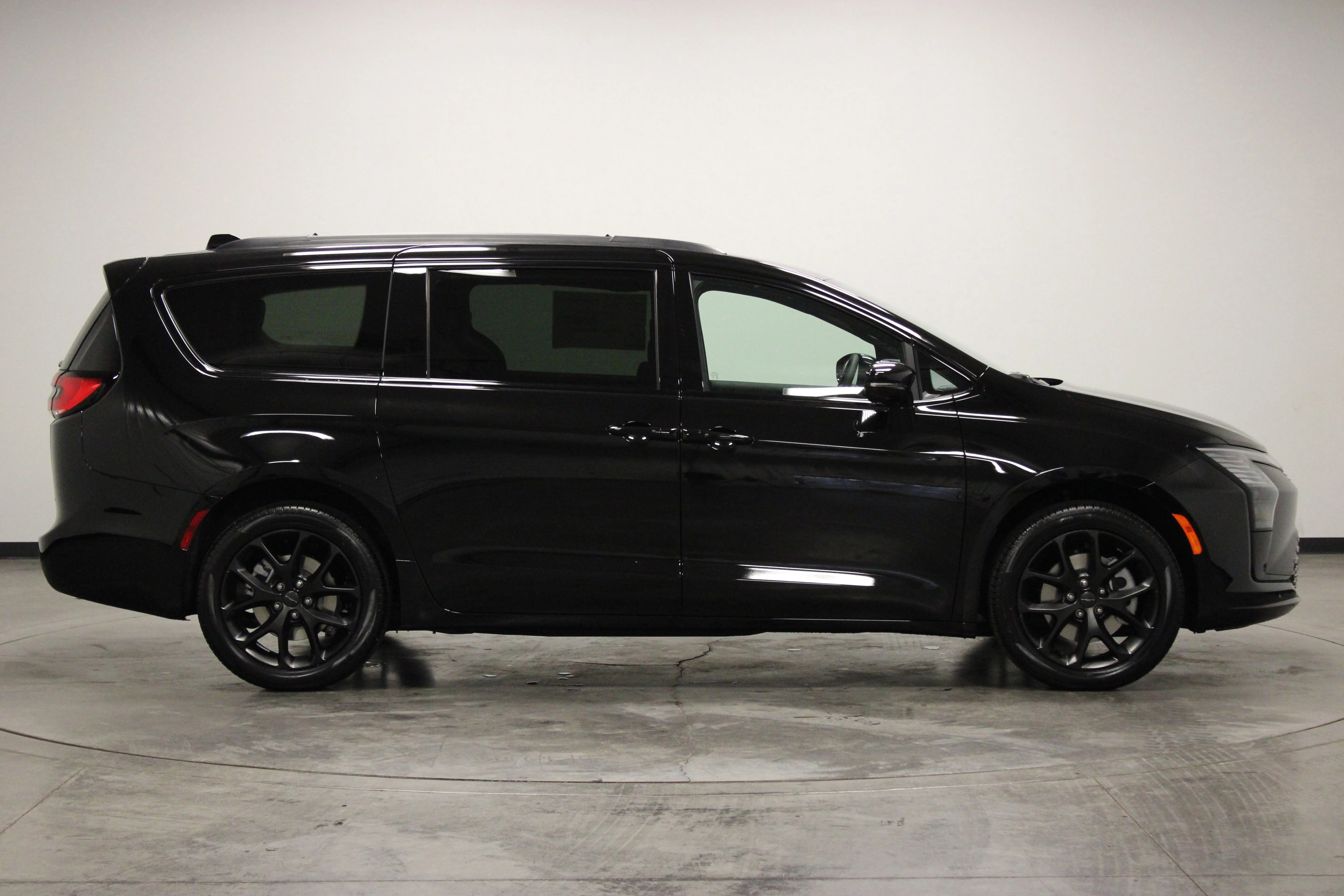 New 2027 Diamond Black Crystal Pearl-Coat Exterior Paint Chrysler Limited image 9