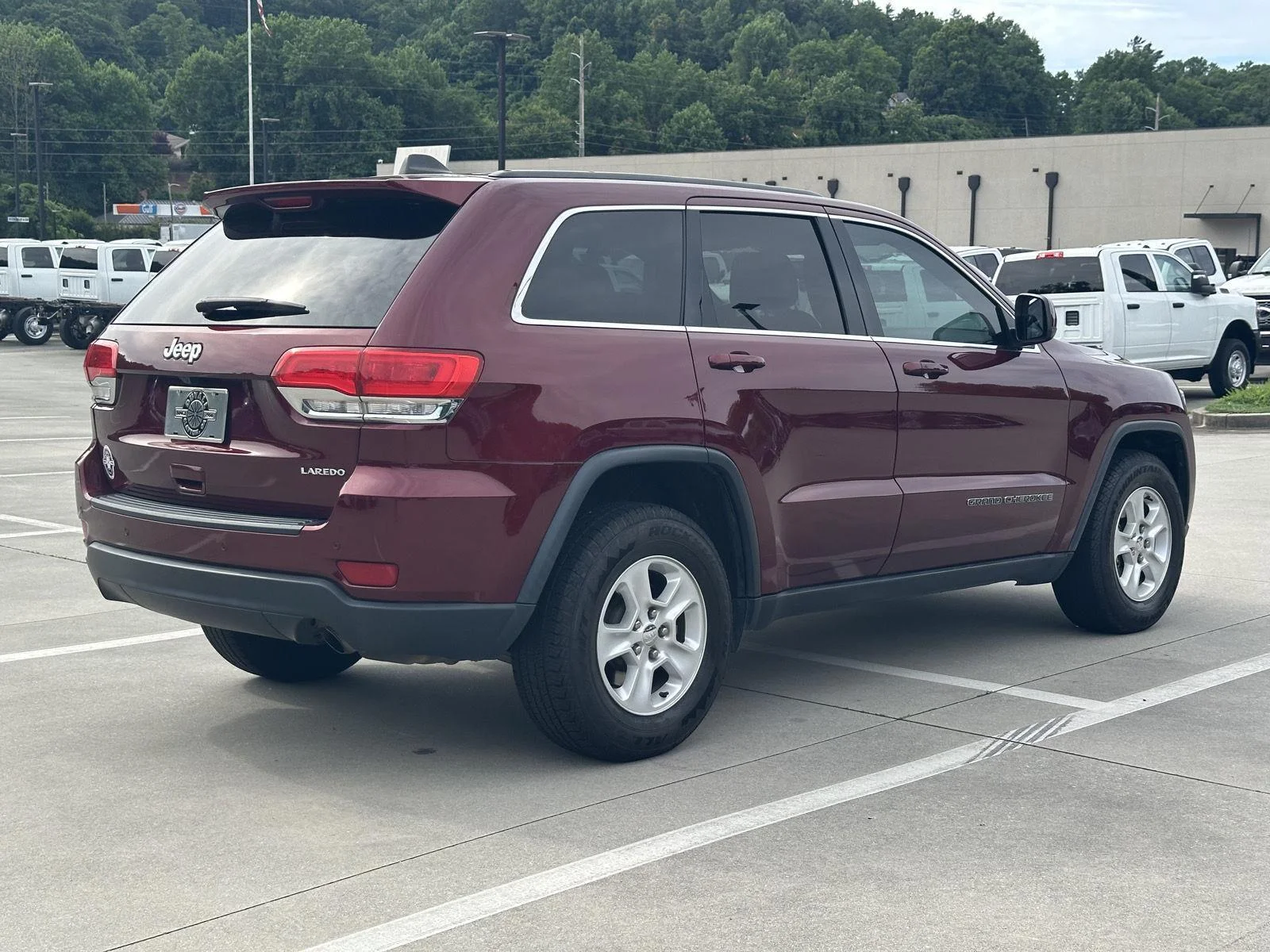 Used 2017 Velvet Red Pearlcoat Jeep Laredo image 7