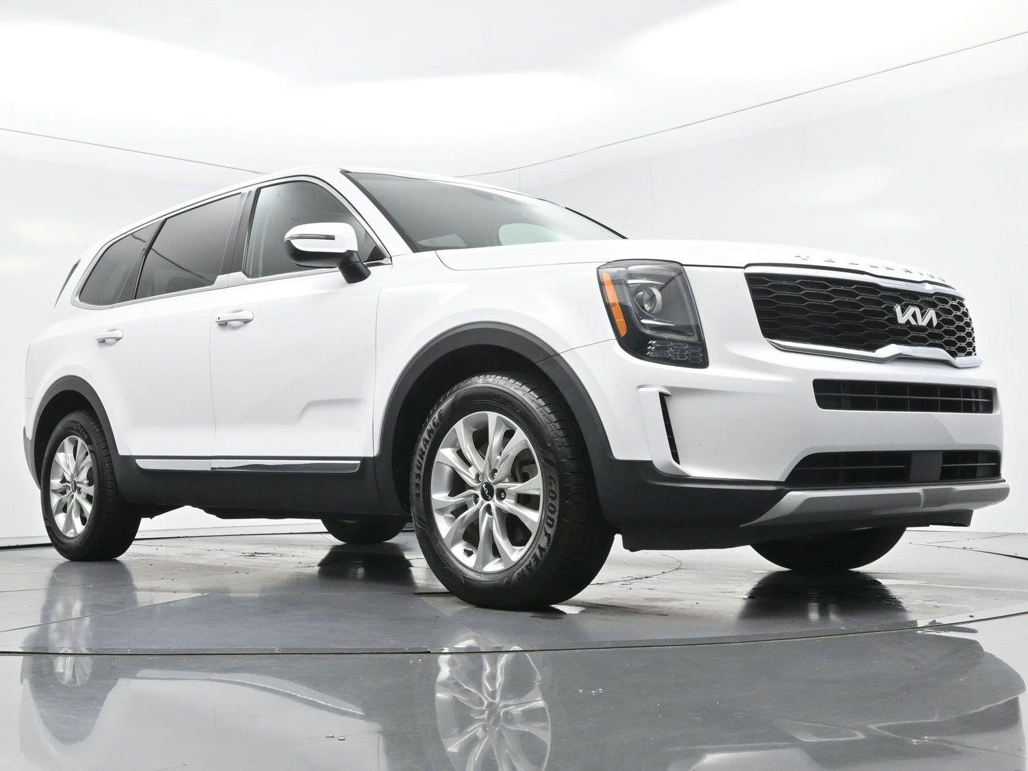 Used 2022 Glacial White Pearl Kia LX image 40