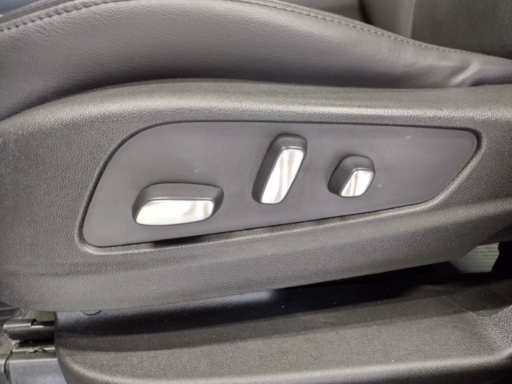 Used 2019  Cadillac Luxury image 40