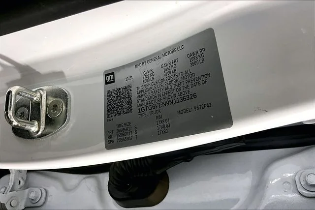 Used 2022 White GMC AT4 w/Leather image 19