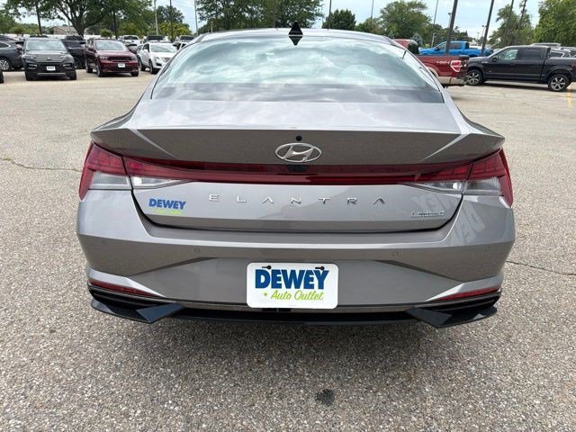 Used 2023 Fluid Metal Hyundai Limited image 4