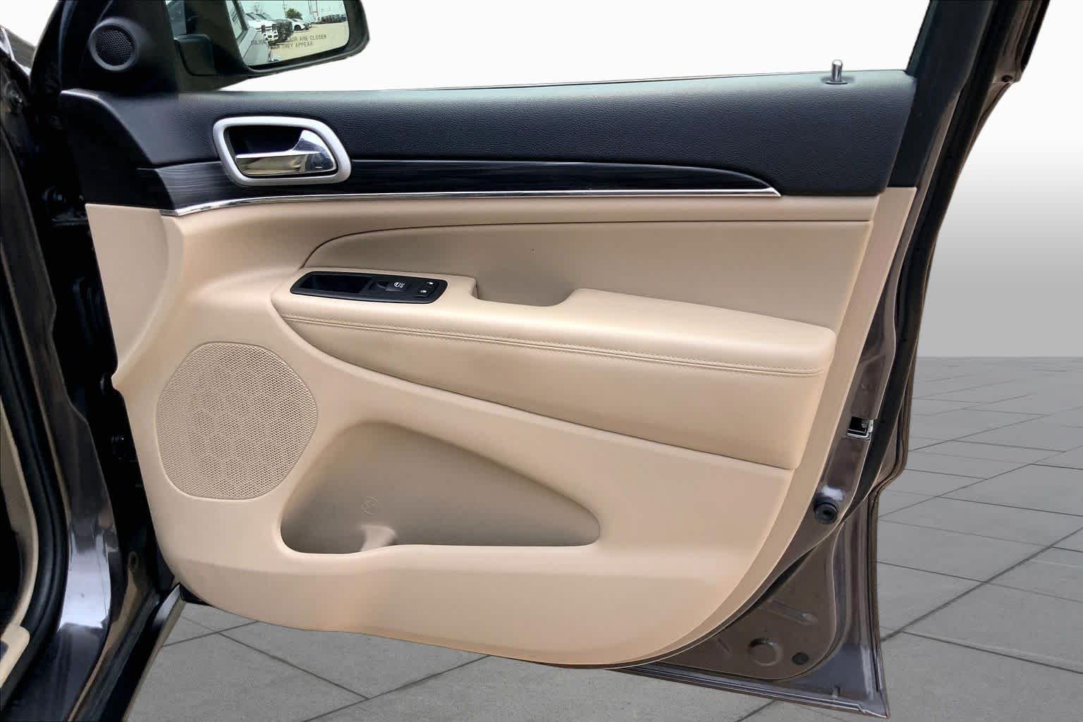 Used 2020 Granite Crystal Metallic Clearcoat Jeep Limited image 23