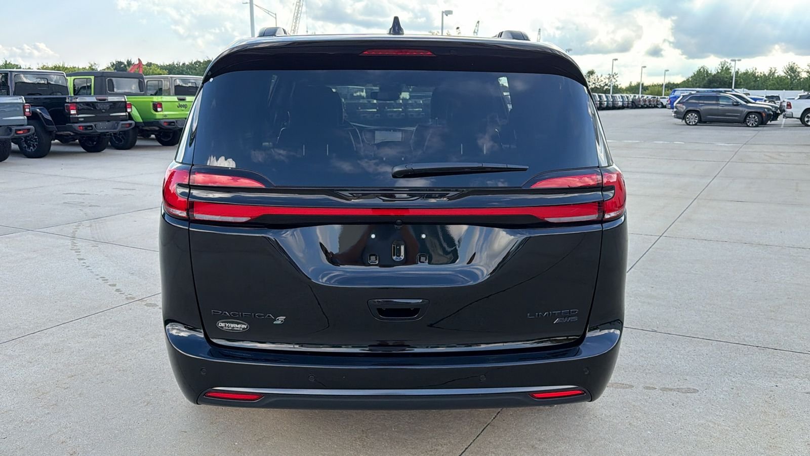 New 2027 Diamond Black Crystal Pearl-Coat Exterior Paint Chrysler Limited image 8