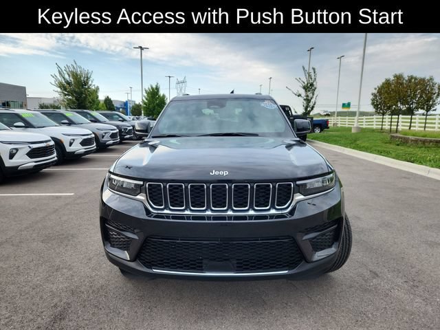 Used 2025  Jeep Laredo image 2