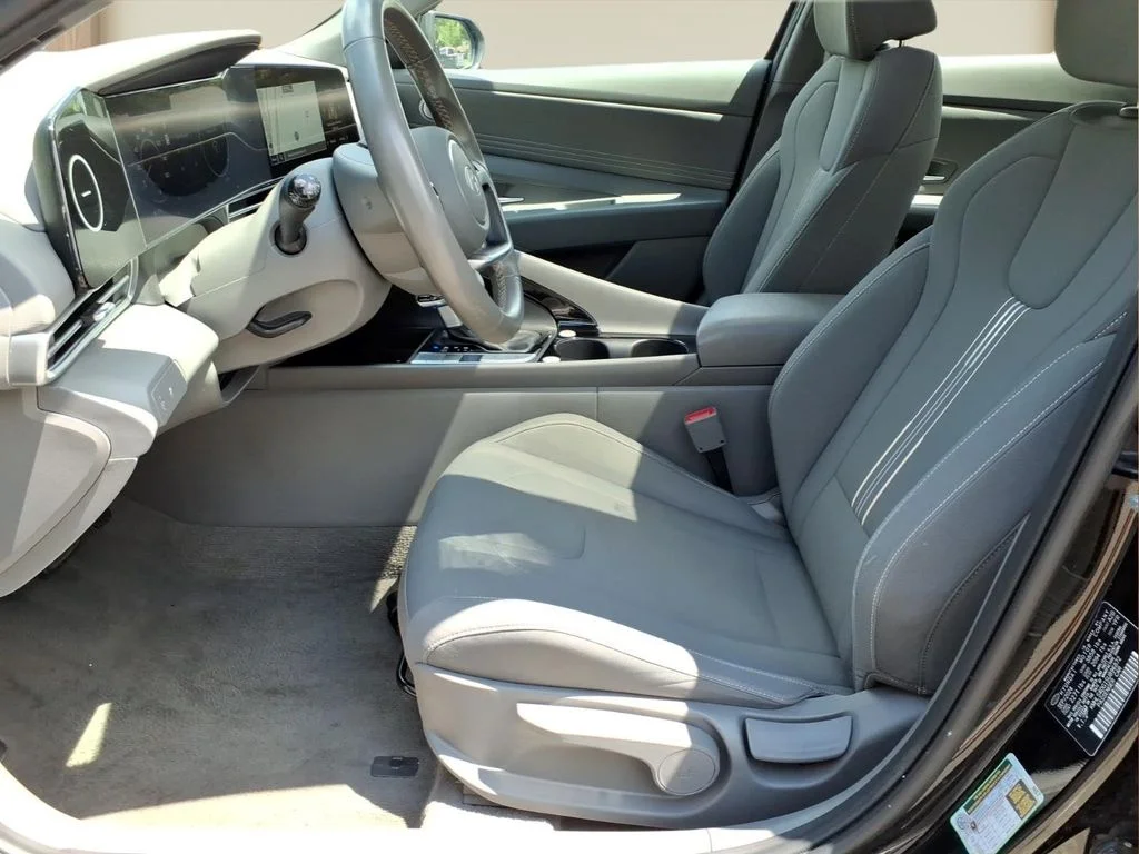 Used 2025 Black Hyundai SEL Convenience image 15
