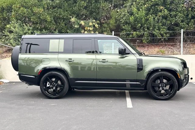 New 2026 Woolstone Green Land Rover X-Dynamic SE image 6