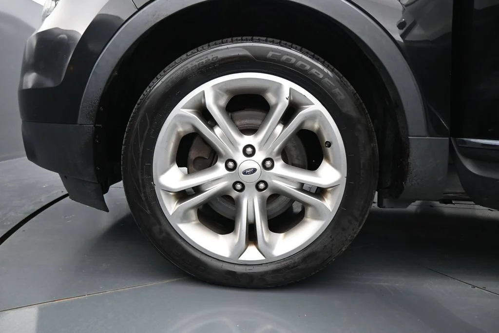 Used 2013 Black Ford Limited image 28