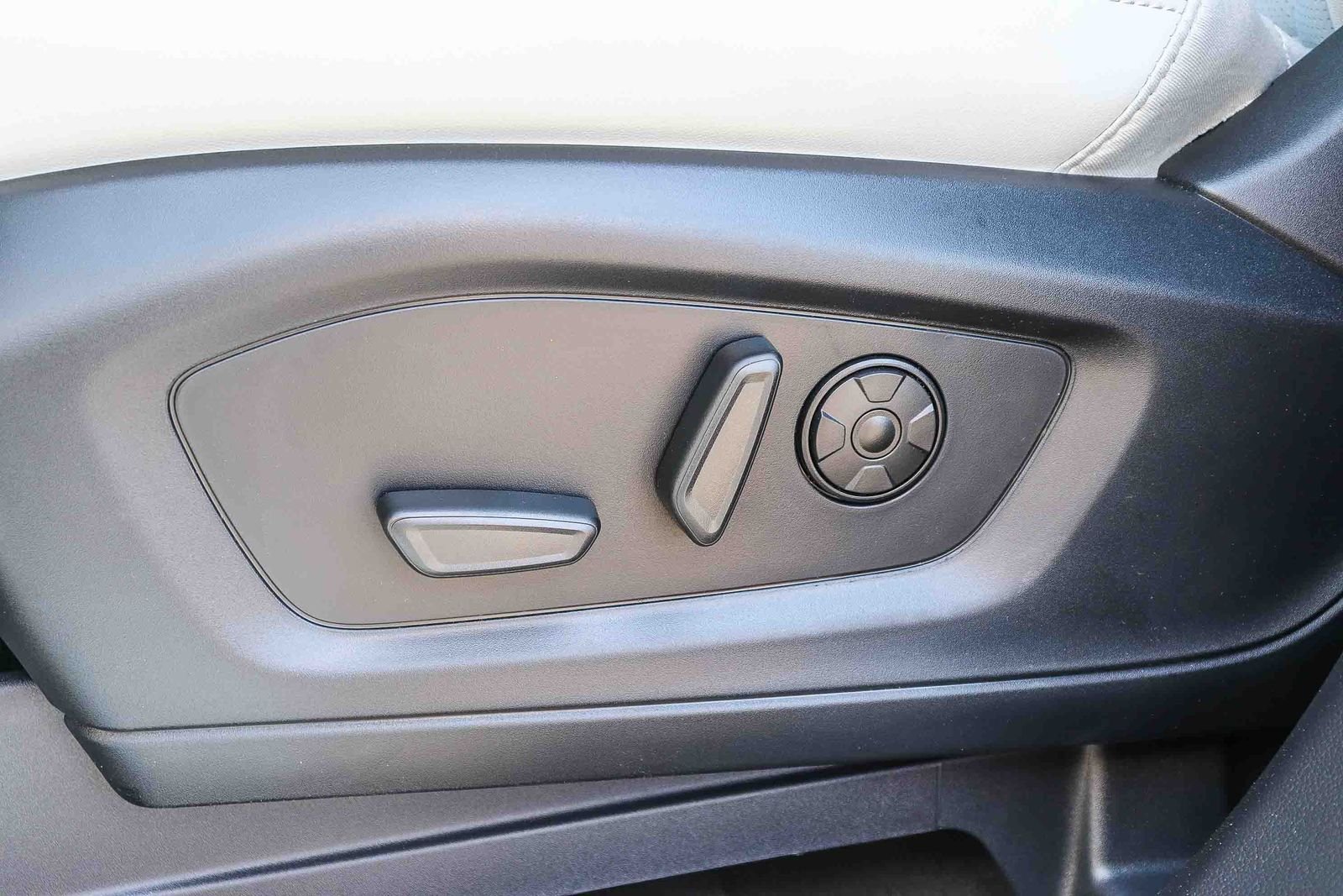 New 2026 Star White Metallic Tri-Coat Ford Platinum™ image 22