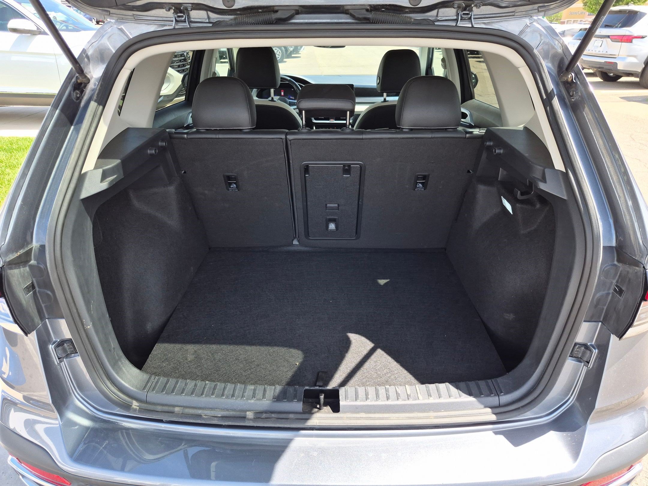 Certified Used 2025 Platinum Gray Metallic Volkswagen SE image 29