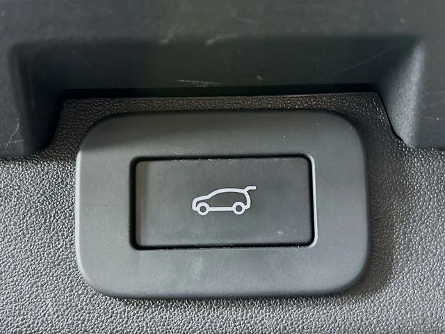 Used 2023  Land Rover Metropolitan Edition image 27