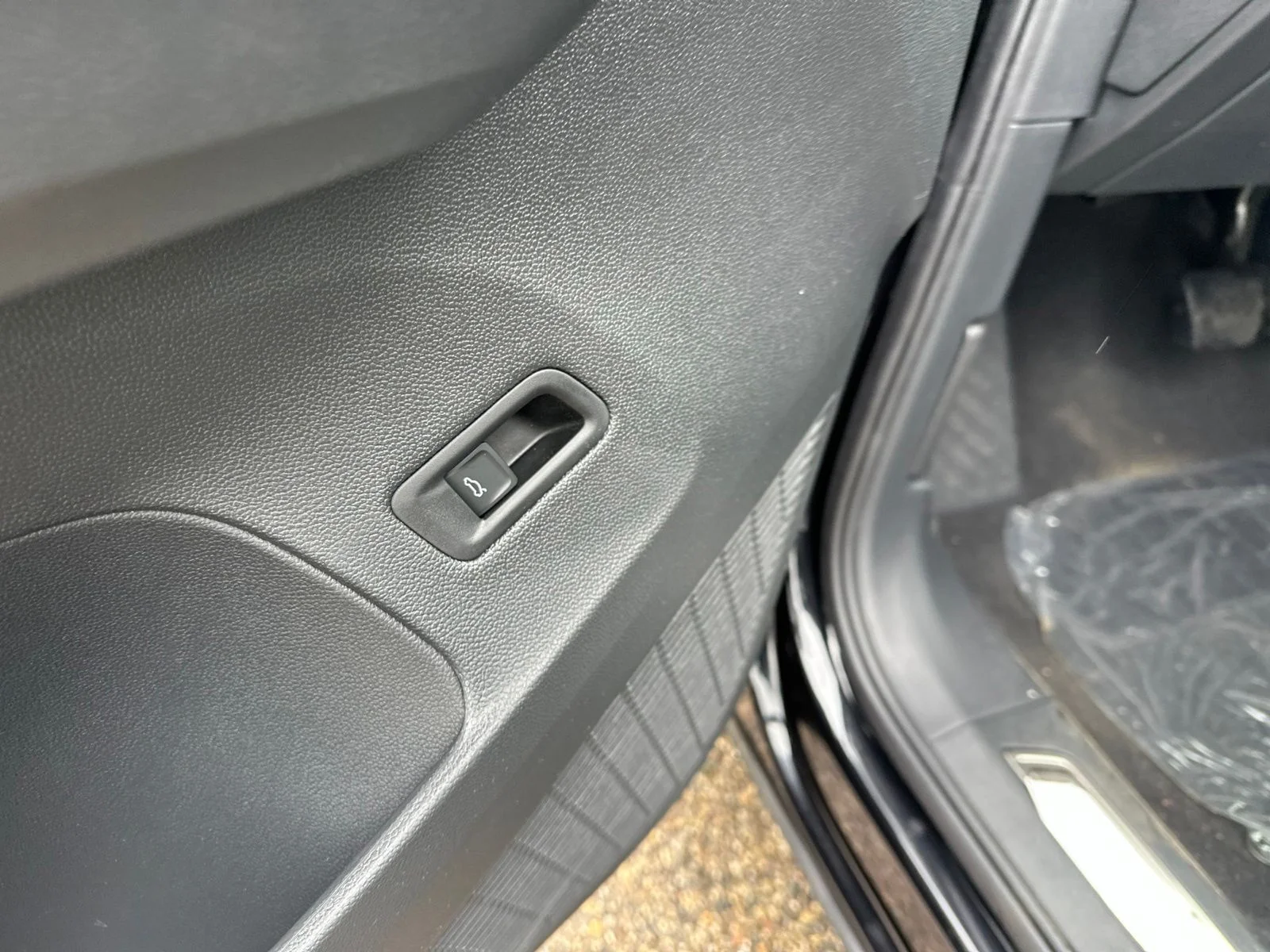 New 2026 Black Volkswagen 2.0T SE w/Technology image 18