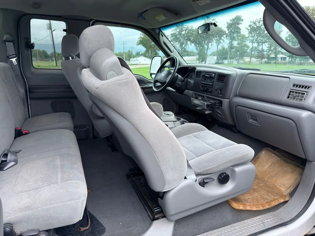 Used 2004 White Ford  image 28