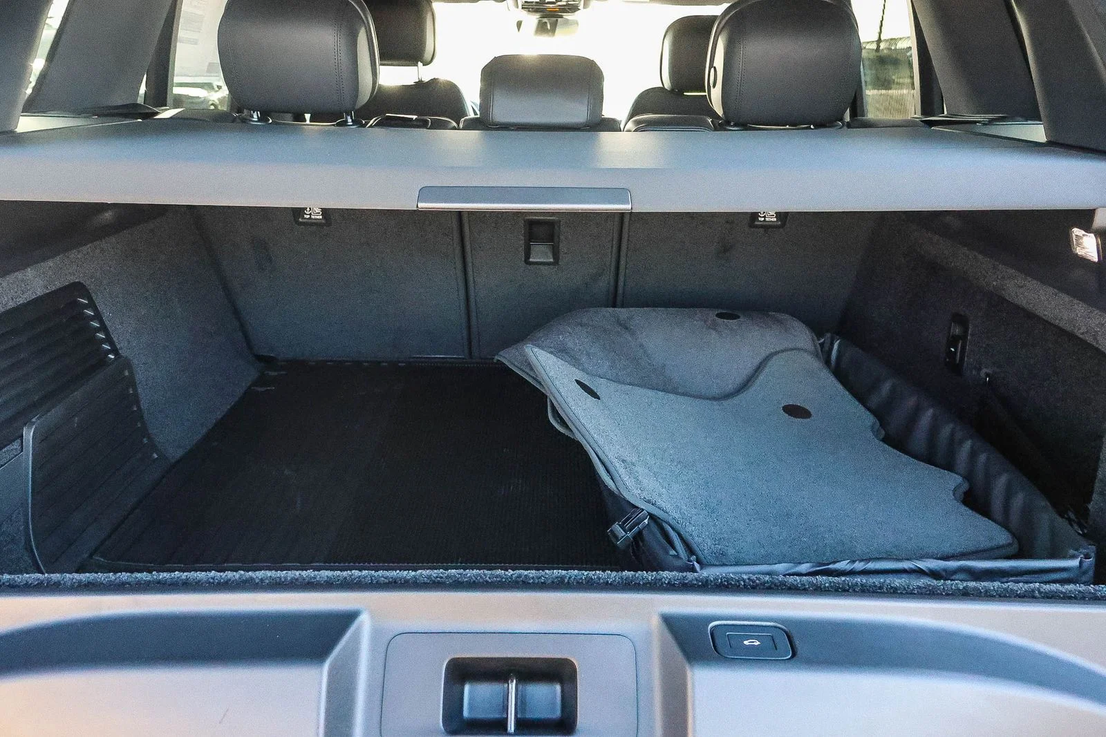New 2026 Charente Grey Land Rover SE image 26