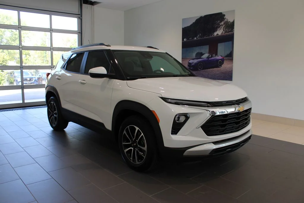 Used 2025 White Chevrolet LT image 2