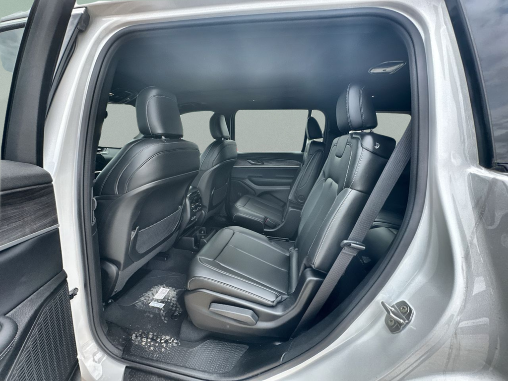 New 2025 Bright White Clear-Coat Exterior Paint Jeep Limited image 26