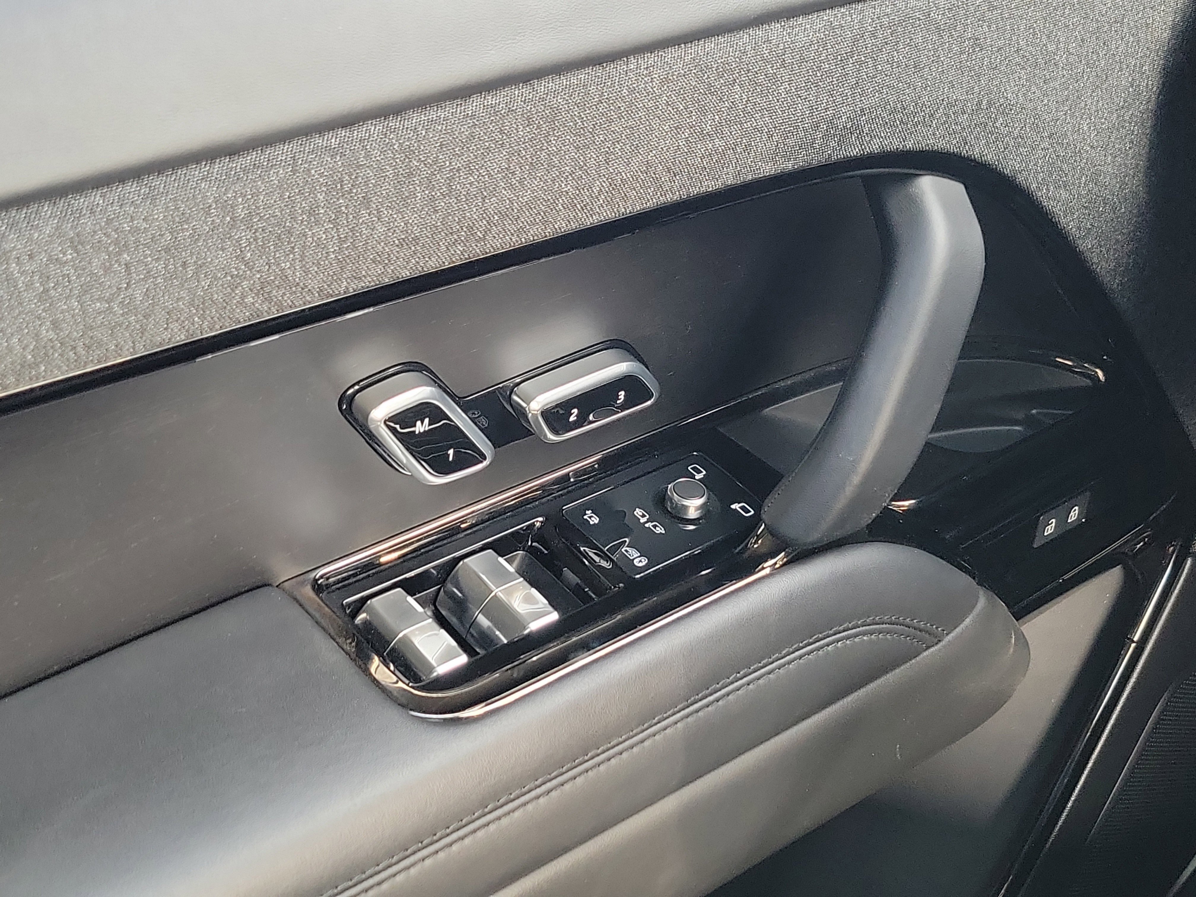 Used 2024 White Land Rover Dynamic SE image 20