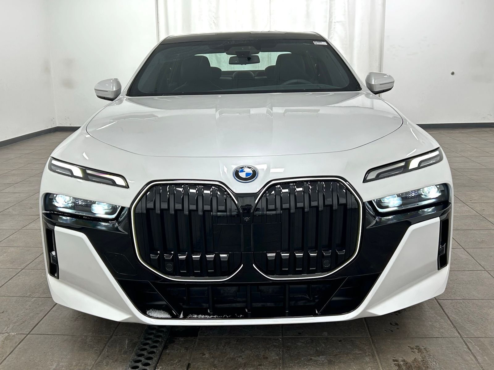 New 2026 Mineral White Metallic BMW 750e xDrive image 7
