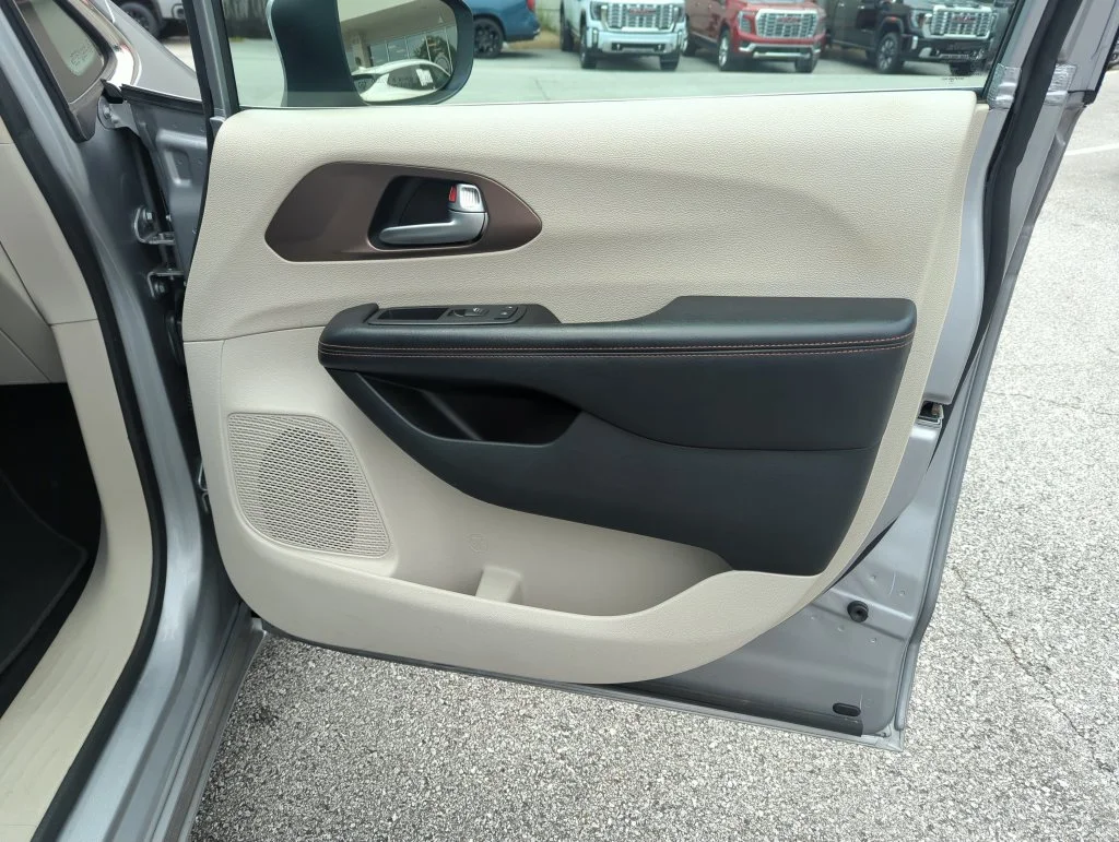Used 2018 Silver Chrysler L image 30