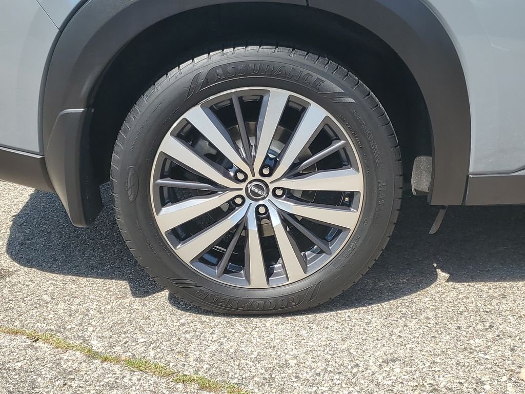 Used 2022 Solid Gray/Super Black Nissan Platinum image 5