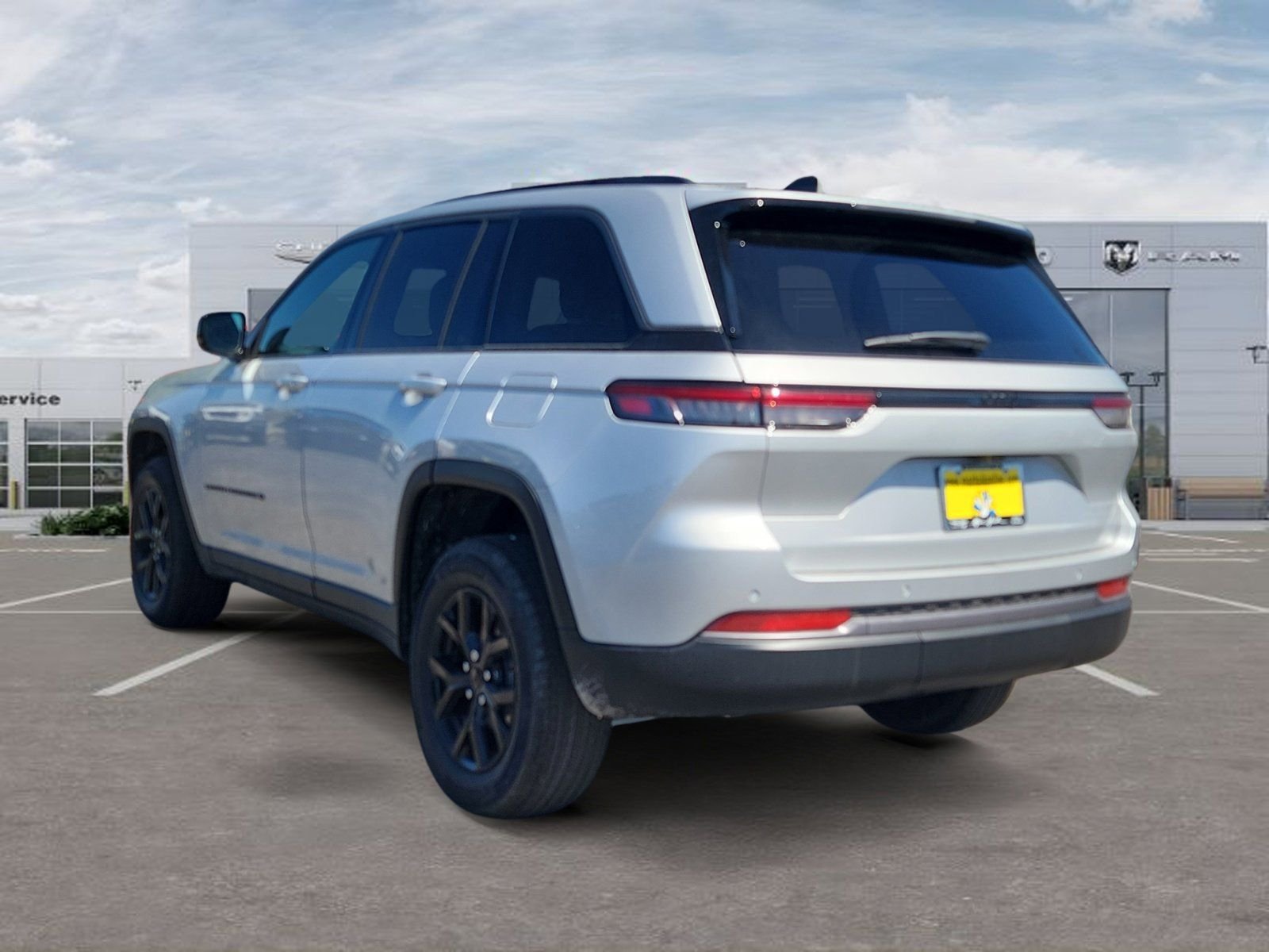 New 2026 Silver Zynith Exterior Paint Jeep Altitude image 3