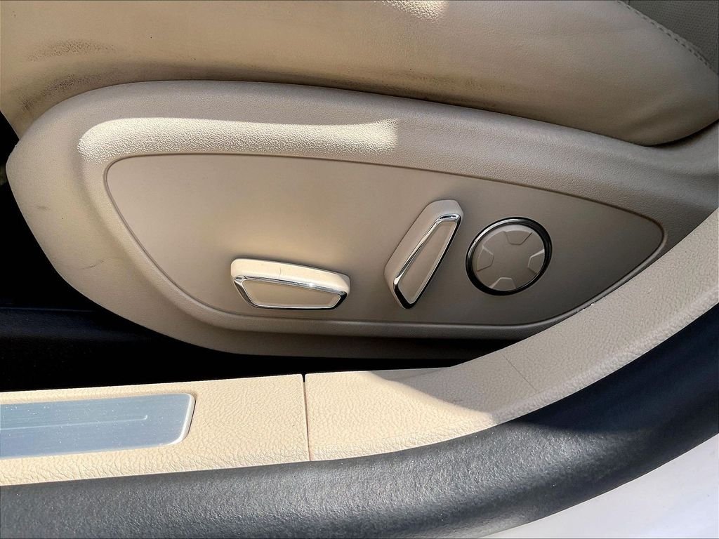 Used 2017 White Lincoln Reserve image 27