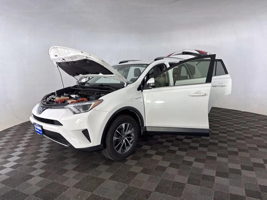 Used 2018 White Toyota LE image 15