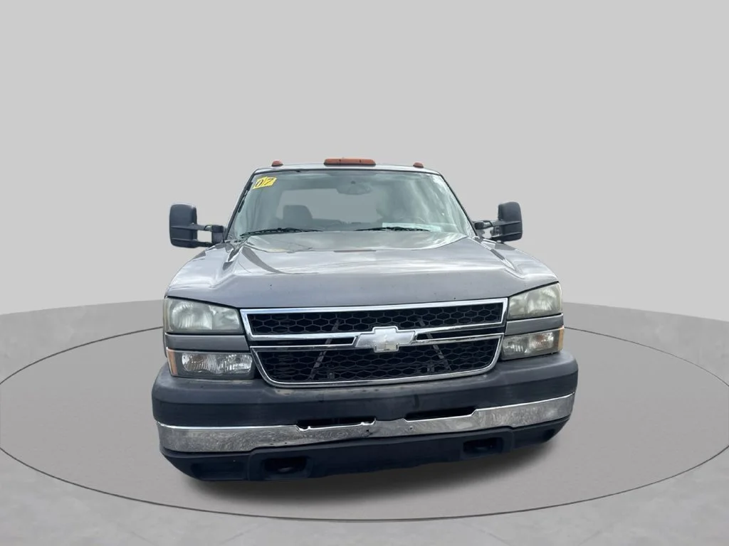 Used 2007 Graystone Metallic Chevrolet LT image 3