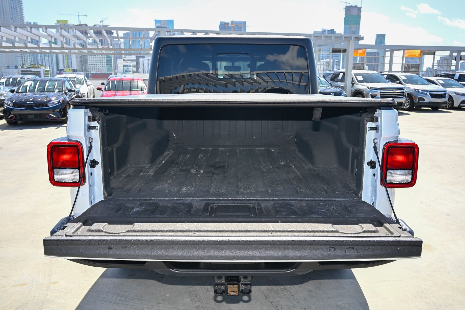 Used 2023 White/off-white Jeep Sport S image 9