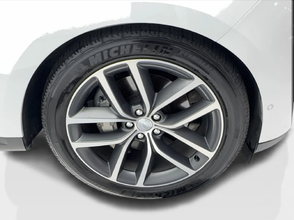 Used 2023 White Land Rover SE image 16