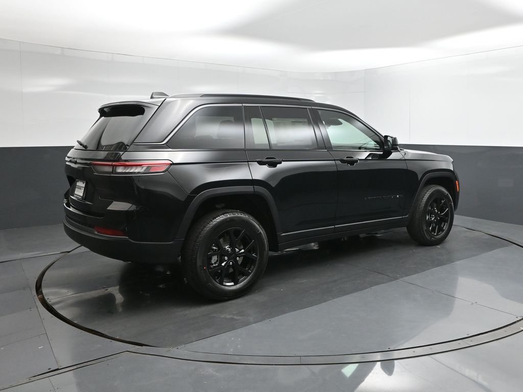 New 2026 Diamond Black Crystal Pearl-Coat Exterior Paint Jeep Altitude image 11