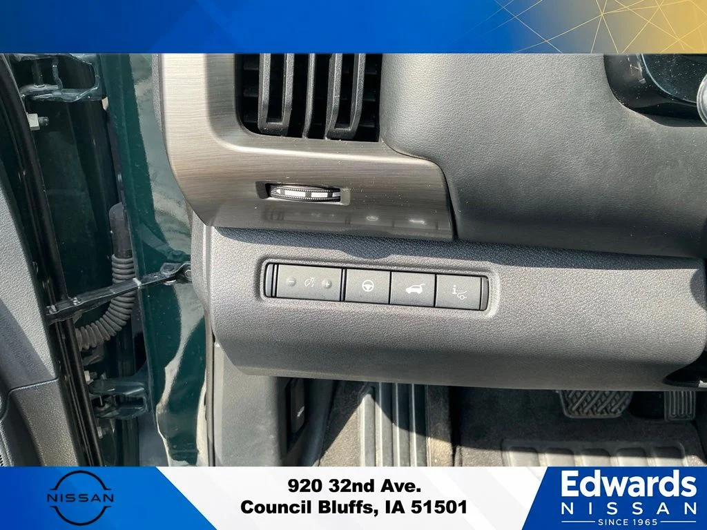 Used 2022 Black Nissan Platinum image 27
